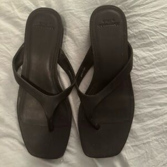 COPY - Abercrombie and Fitch Block Heel Flip Flops - Picture 3 of 3